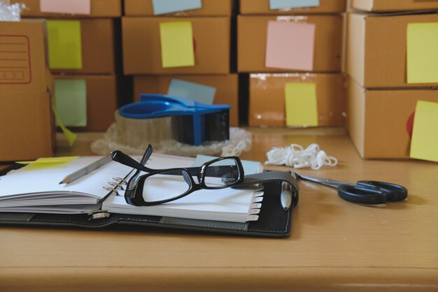 Notebook, Verpackung Zubehör am Arbeitsplatz des Start-Kleinunternehmer.