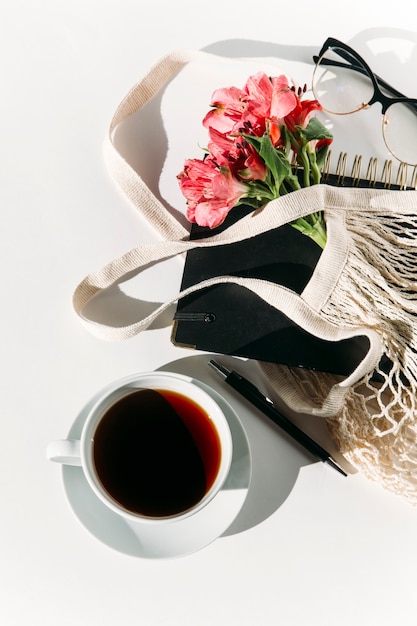 Notebooktasche und Kaffee im Hintergrund hautnah