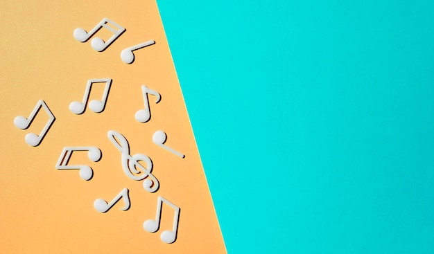Noten auf zweifarbigem Hintergrund mit copyspace