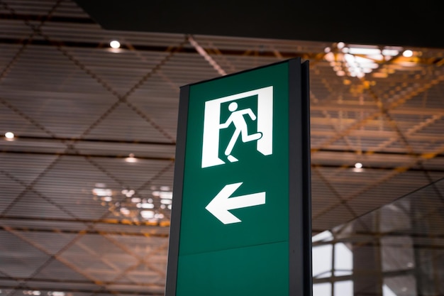 Notfallausgangsschild an einem internationalen Flughafen