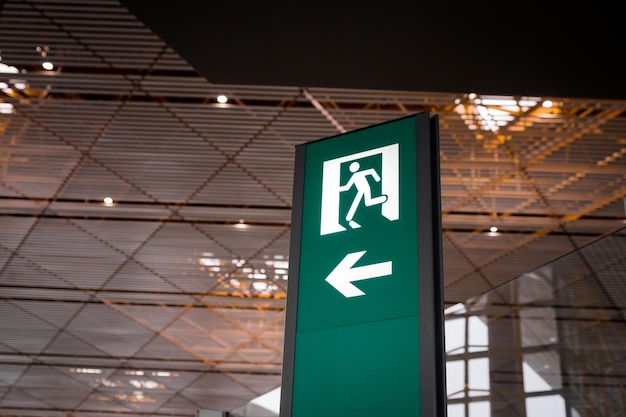 Notfallausgangsschild an einem internationalen Flughafen