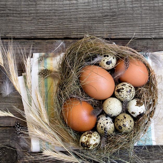 Notgroschen Ostern, hölzerner rustikaler Hintergrund