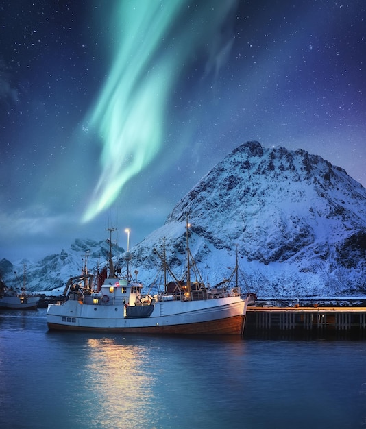 Nothen leichte Berge und Fischerboot Aurora Borealis Lofoten-Inseln Norwegen Winterlandschaft in der Nachtzeit Norwegen-Bild