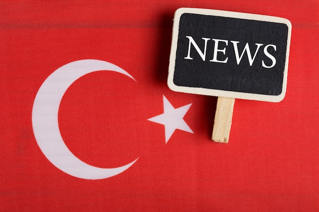 Noticias de concepto alimenta la pizarra de la bandera del país turco de noticias de última hora y el texto Noticias