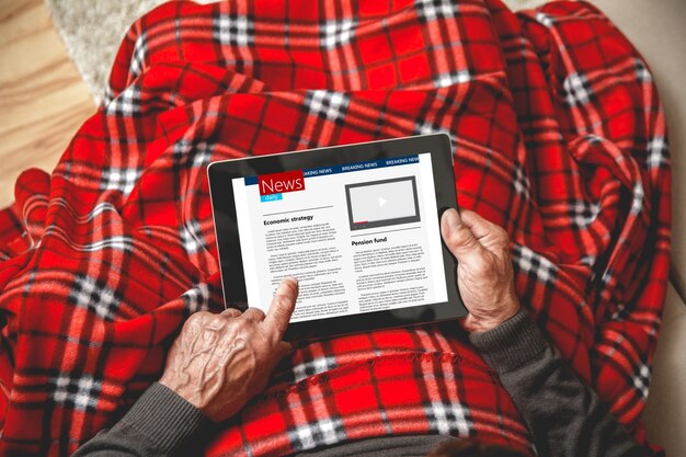 Noticias de lectura senior en tableta