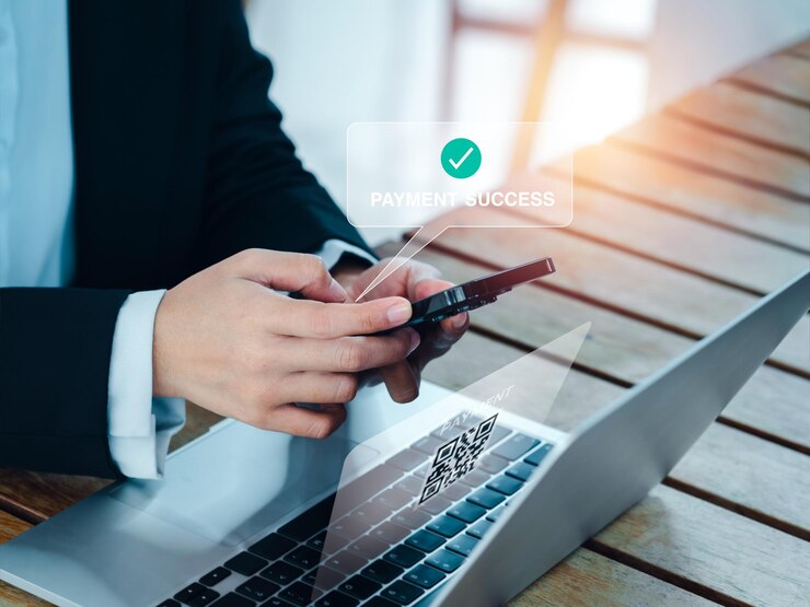 Foto la notificación de éxito de pago aparece en un teléfono móvil inteligente en manos de una persona de negocios que escanea el código qr en línea en la página del sitio web en la pantalla de la computadora portátil tecnología sin efectivo y conceptos de transferencia de dinero