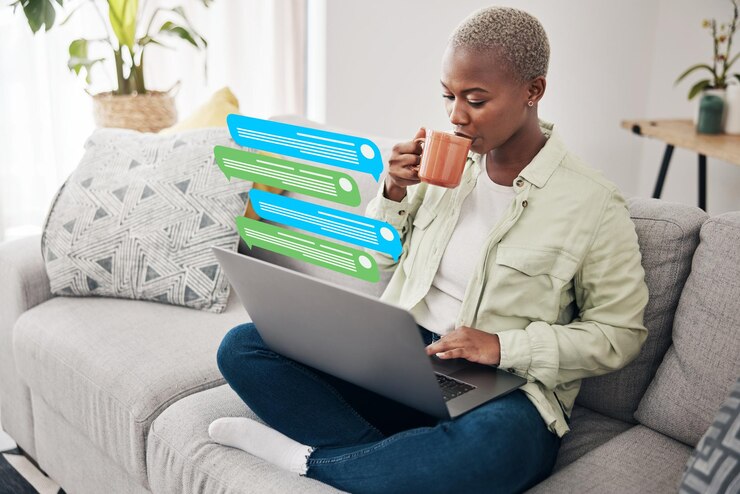Foto notificación de mensaje de café o mujer negra en portátil para comunicación redes sociales o chat en línea superposición de correo electrónico de té o persona africana en la aplicación para desplazarse en el sitio web o red digital en el sofá de casa