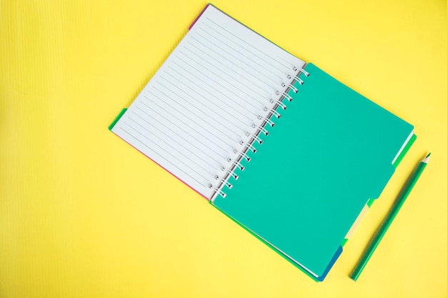 Notizblock mit Bleistift auf dem Schreibtisch