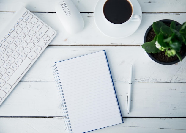 Notizblock mit Tastatur und Kaffee