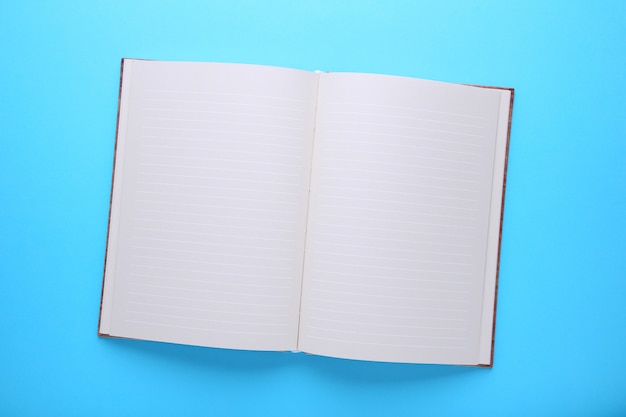 Notizbuch auf einem blauen Hintergrund, Abschluss oben