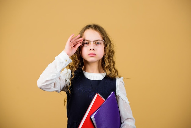 Notizbuch für Tagebuchnotizen. Lernstunde. Heimarbeit. Wissen und Bildung. Zurück zur Schule. kleines Mädchen mit Papiermappe. ernsthaftes kleines Mädchen will Lehrerin werden. Neue Ansätze entwickeln.