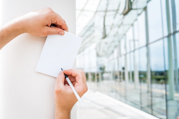 Notizbuch in der Hand eines Mannes