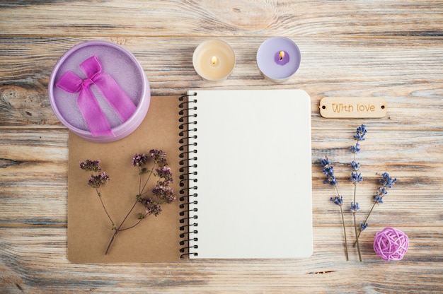 Notizbuch, Lavendelblumen, Kerzen