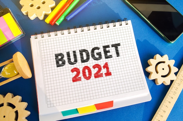 Notizbuch mit Aufschrift Budget 2021 Geld ansammeln und Budget planen