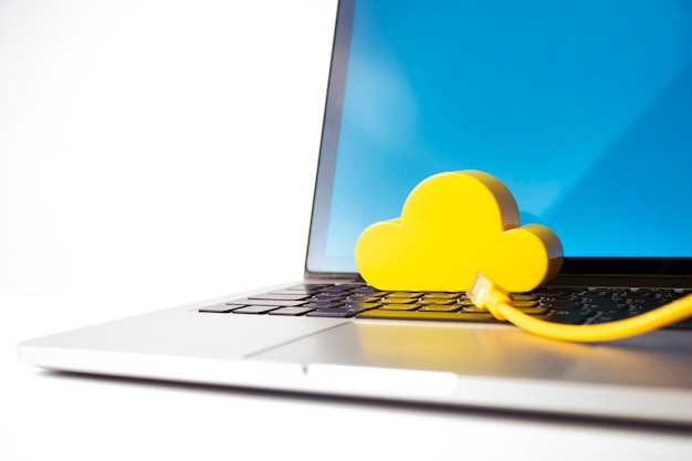 Foto notizbuch mit draht lan und gelber wolke im internetgeschäftsnetz