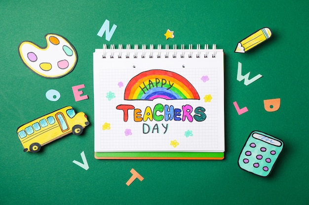 Notizbuch mit happy teachers day und dekorativem schulmaterial