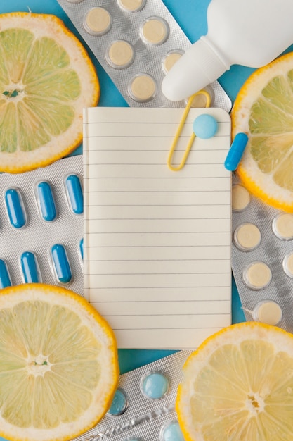 Notizbuch über Pillen und Zitronenscheiben