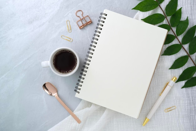 Notizbuch und Blatt auf Stein-Hintergrund Schreibtischplatz