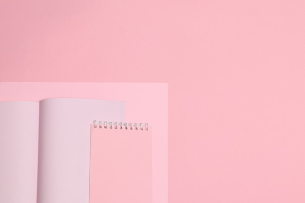 Notizen und Papier auf rosa Hintergrund
