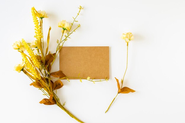 Foto notizpapier mit gelben blumen auf weißem hintergrund