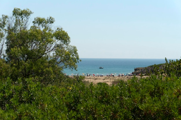 NOTO, ITALIA - 18 DE JULIO DE 2020 - Playa de Calamosche llena de gente sin distanciamiento social después de la cuarentena del coronavirus