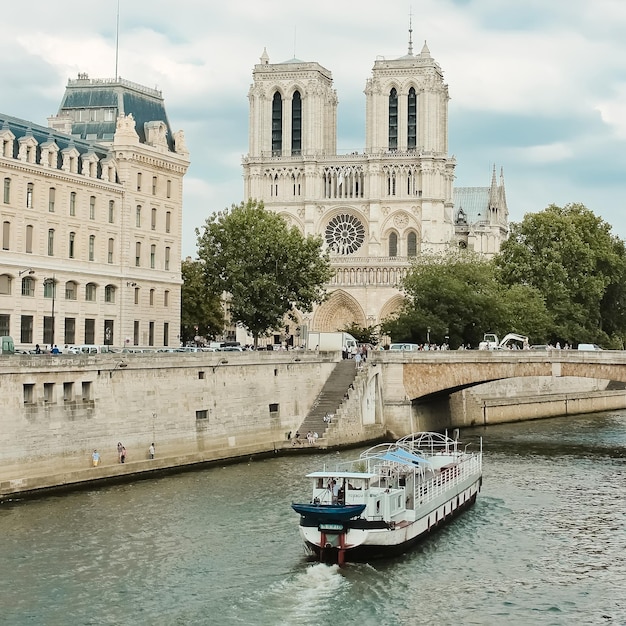 Notre Dame com barco no Sena França