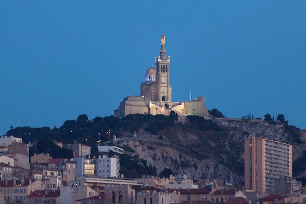 Notre Dame de la Garde, wörtlich Unsere Dame der Wache, ist eine katholische Basilika in Marseille