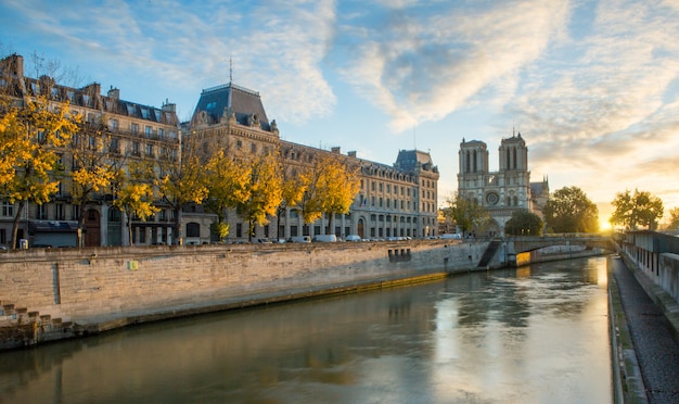 Notre Dame de Paris und der Seine in Paris, Frankreich