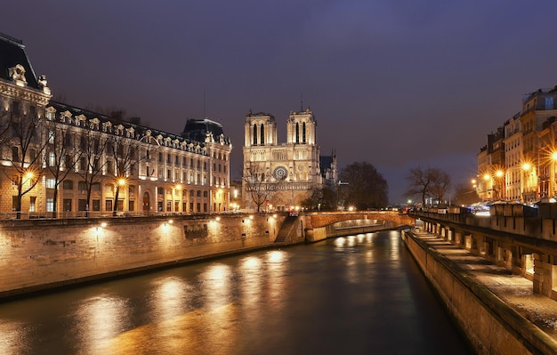 Notre Dame es la histórica catedral católica uno de los monumentos más visitados de París