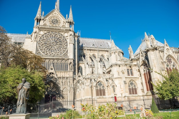 Notre Dame de Paris - famosa catedral con cielo azul antes del fuego 15 de abril de 2019