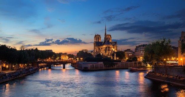 Notre Dame de Paris por la noche, Francia