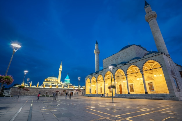 Noturna, vista, de, Selimiye, mesquita, e, Mevlana, museu, em, Konya, peru