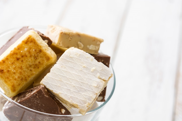 Nougat de Natal em uma decoração de copo na mesa de madeira branca close-up