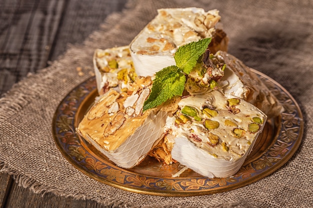 Nougat mit Honig und Nüssen auf einem Teller