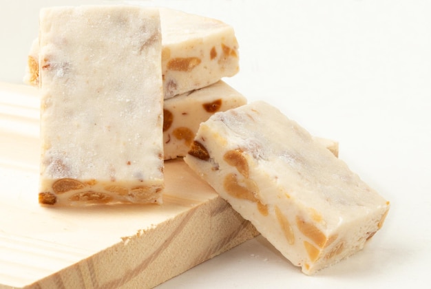 Nougat tradicional no fundo branco