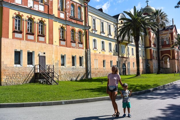 Foto nova athos abkhazia em agosto de 2019 pessoas caminham perto do novo mosteiro de athos na abkhazia