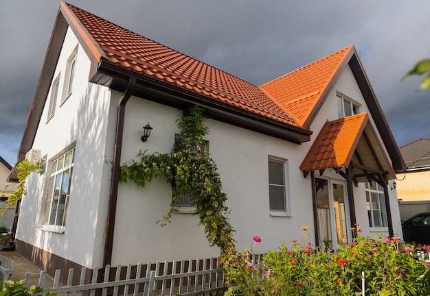 Nova bela casa com tempo ensolarado