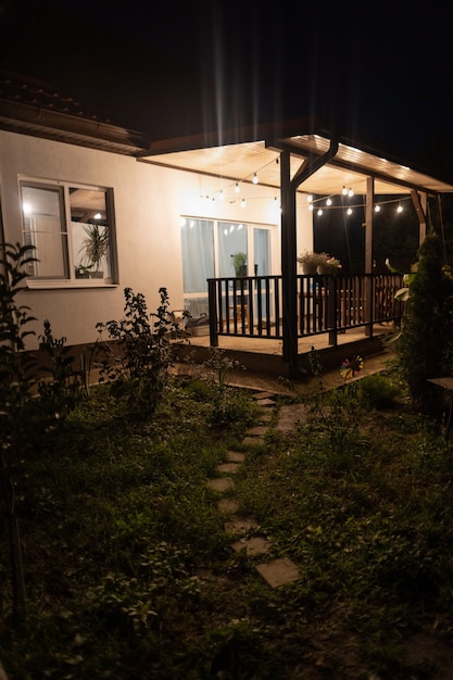 Foto nova bela casa iluminada por lanternas à noite