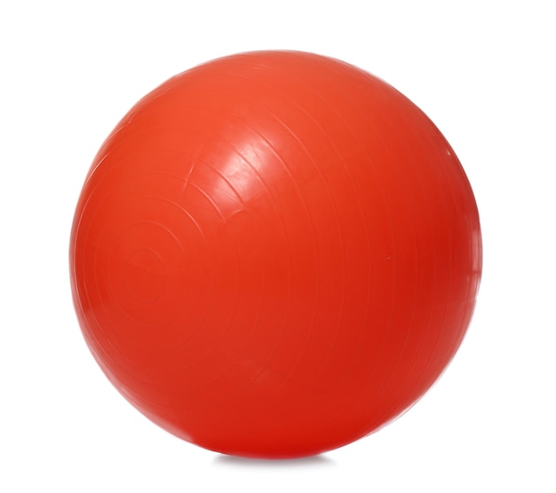 Nova bola de fitness vermelha isolada em branco