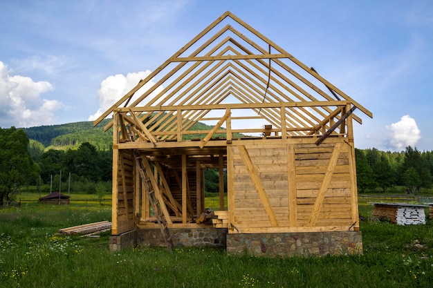 Nova casa de madeira em construção no tranquilo bairro rural.