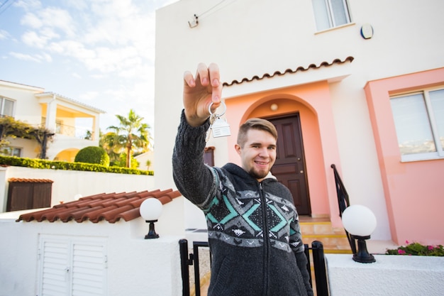 Nova casa de propriedade e conceito de pessoas jovem se mudando para uma nova casa