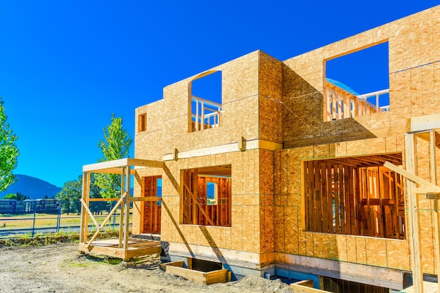 Nova casa familiar em construção em dia ensolarado