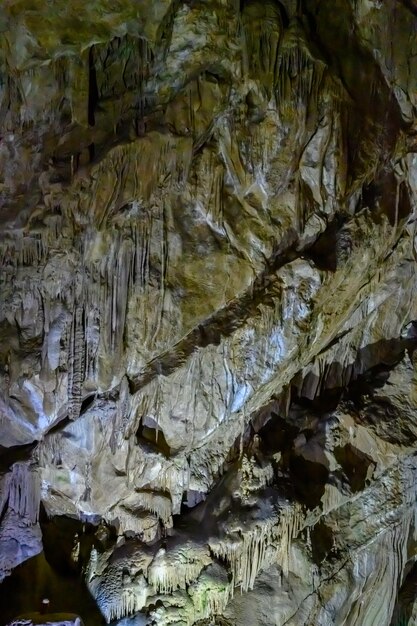 Nova caverna de Athos com estalactites e estalagmites na Abcásia A enorme caverna subterrânea