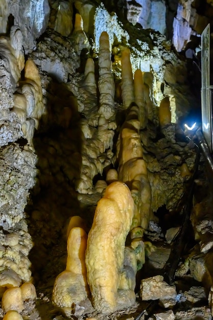 Nova caverna de Athos com estalactites e estalagmites na Abcásia A enorme caverna subterrânea