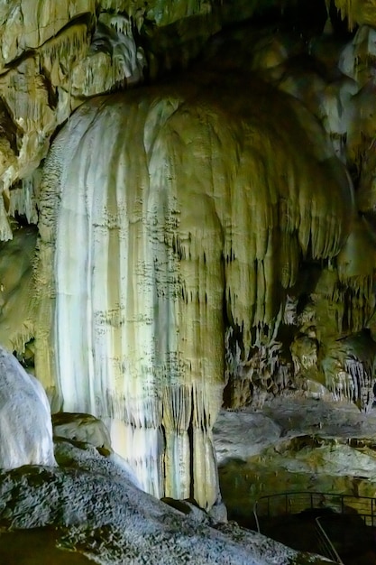 Nova caverna de Athos com estalactites e estalagmites na Abcásia A enorme caverna subterrânea