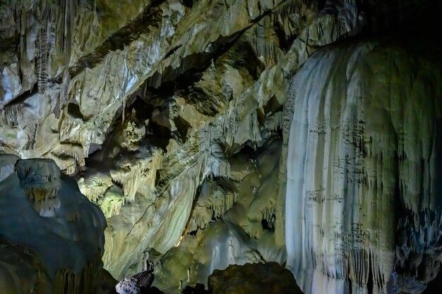 Nova caverna de Athos com estalactites e estalagmites na Abcásia