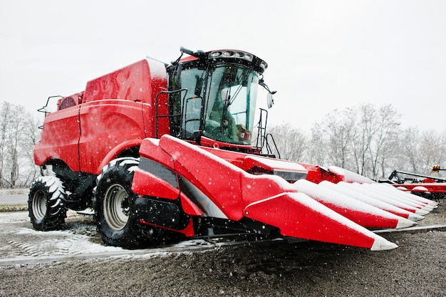 Nova colheitadeira vermelha em clima de neve