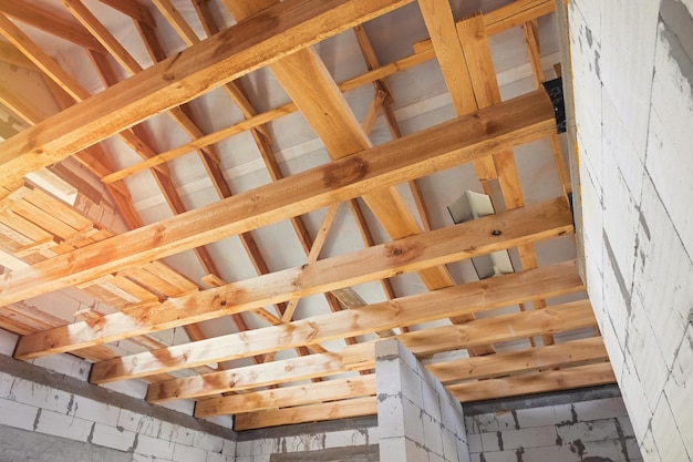 Nova construção da casa Construção de um telhado de madeira de vigas