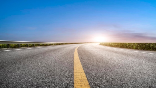 Nova estrada de asfalto e céu