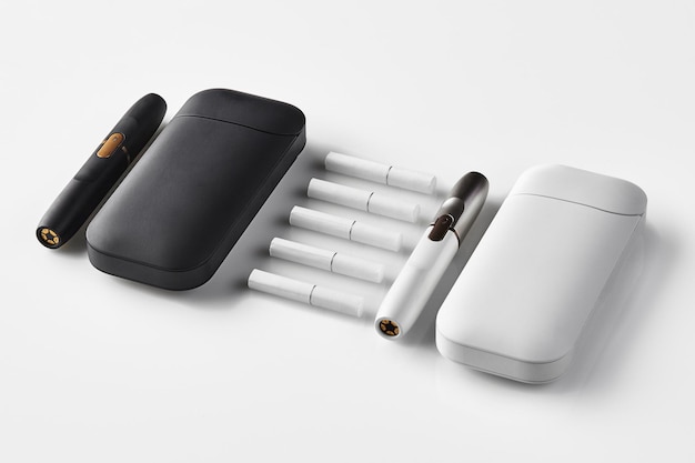 Nova geração preto e branco dois cigarros eletrônicos e duas baterias cinco heatsticks isolados